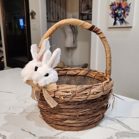 SUPER CUTE BUNNY RABBIT STRAW BASKET PERFECT FOR EASTER DECOR, BABY SHOWERS ETC. - Picture 3 of 7